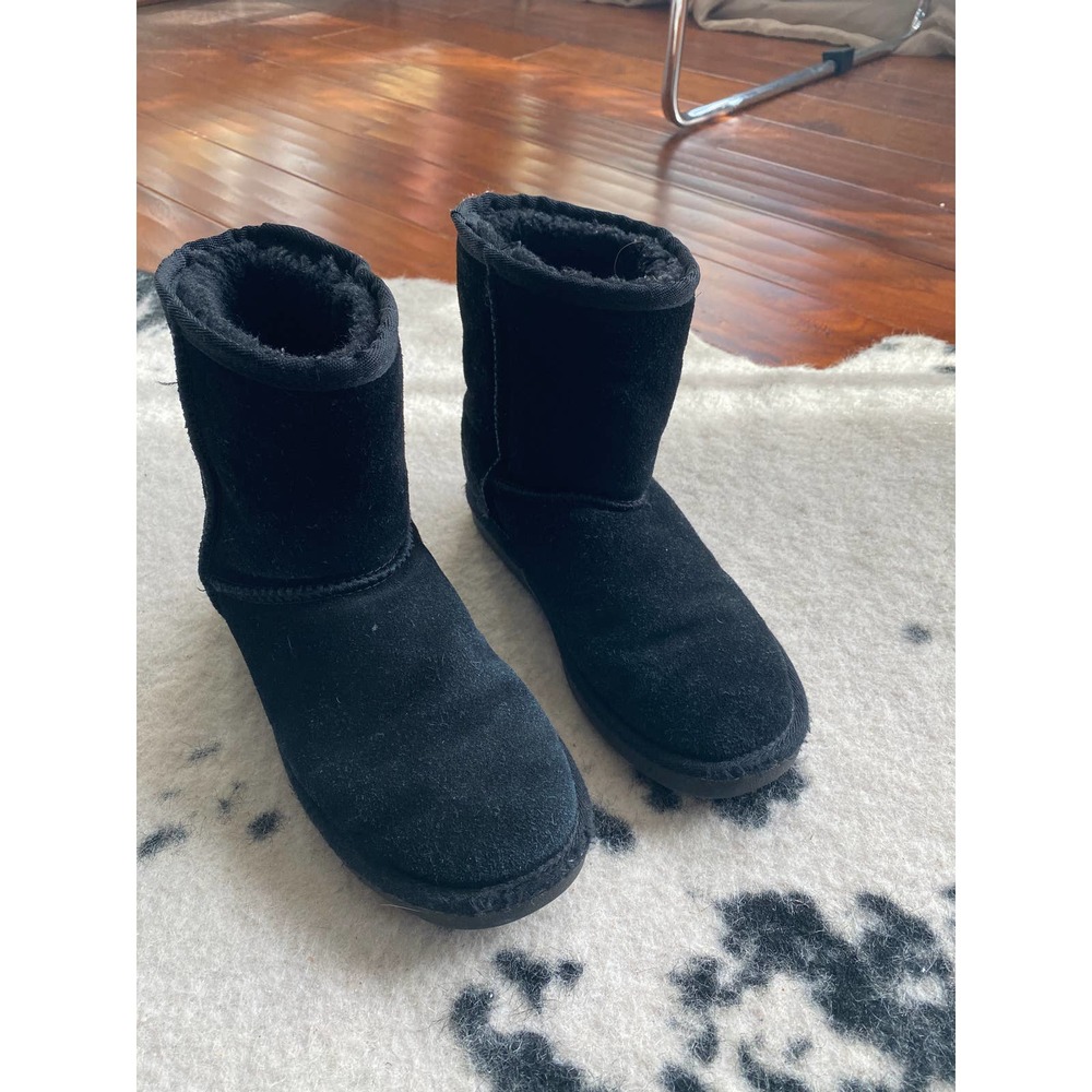 Black short boots with faux fur lining, size 5